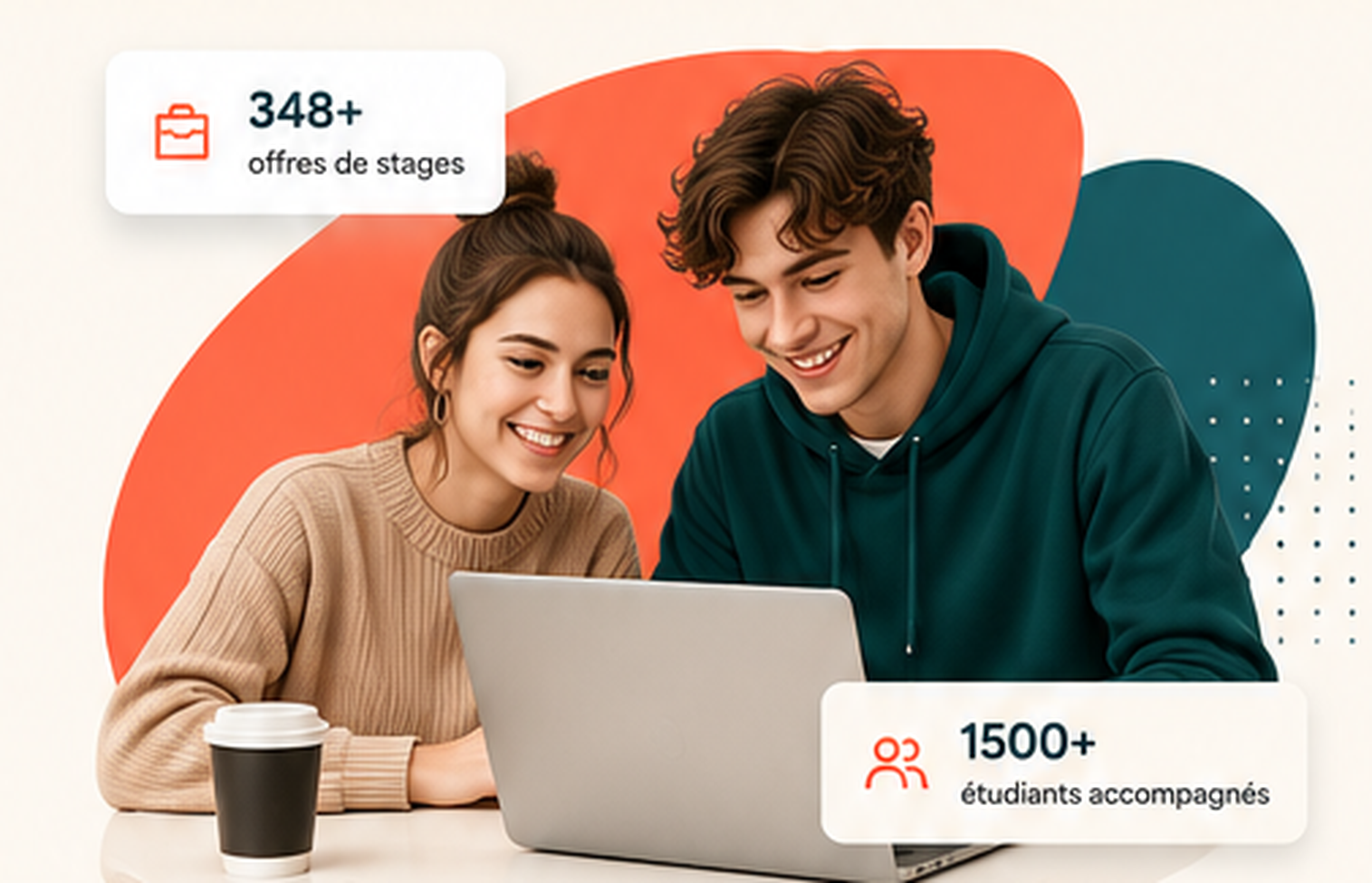 Deux étudiants souriants préparent leur recherche de stage sur un ordinateur